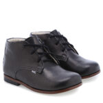 Trzewik wykonany w całości z wysokiej jakości skór naturalnych. Wygodny model łączy w jednym małym buciku elementy ponadczasowej elegancji oraz niezobowiązującego stylu. Elastyczna, antypoślizgowa podeszwa zapewni komfort i bezpieczeństwo podczas chodzenia i biegania. Tylna część buta usztywniona poniżej kostki – buciki skonstruowano tak aby dziecko mogło w nich bez skrępowania ukucnąć. Zbyt mocne i wysokie usztywnienie ogranicza naturalny rozwój stópki. Przód trzewika szeroki i wysoki co pozwala na swobodne poruszanie paluszkami. Zapięcie na sznurowadła pozwala na idealne dopasowanie bucika do małej stópki. Dziecięce trzewiki z kolekcji Roczki posiadają status obuwia profilaktycznego.