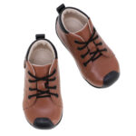 Trzewik wykonany w całości z wysokiej jakości skór naturalnych. Elastyczna, antypoślizgowa podeszwa zapewni komfort i bezpieczeństwo podczas chodzenia i biegania. Tylna część buta usztywniona poniżej kostki – buciki skonstruowano tak aby dziecko mogło w nich bez skrępowania ukucnąć. Zbyt mocne i wysokie usztywnienie ogranicza naturalny rozwój stópki. Przód trzewika szeroki i wysoki co pozwala na swobodne poruszanie paluszkami. Zapięcie na sznurowadła pozwala na idealne dopasowanie bucika do małej stópki. Dziecięce trzewiki z kolekcji Roczki posiadają status obuwia profilaktycznego.