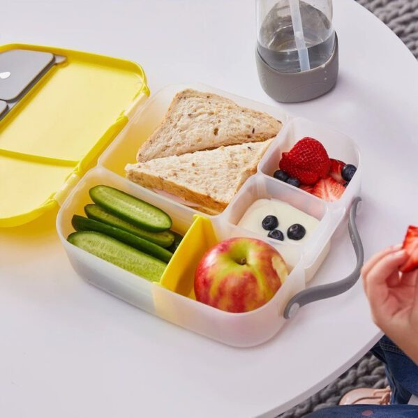 Niezbednik wyprawki szkolnej każdego małego i dużego ucznia. Powrót do szkoły bedzie łatwiejszy z tym lunchboxem. Nowość w ofercie marki B.Box - duży lunchbox z uchwytem do przenoszenia. To pudełko śniadaniowe posiada kilka przegródek różnej wielkości, z łatwością  można je dopasować do pakowanego jedzenia i przekąsek. Wyposażony w miejsce na wkład chłodzący (w zestawie) świetnie sprawdzi się jako lunchbox do szkoły, przedszkola czy na wycieczkę.
