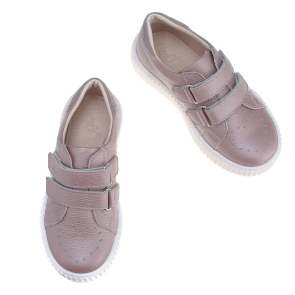 Supermodne, skórzane sneakersy dziecięce marki Emel. Buty Emel sa zapinane na dwa rzepy dla jeszcze lepszego dopasowania do tęgości dziecięcych stóp. Wykonane w 100% ręcznie z dbałością o każdy detal z najwyższej jakości skóry z atestami bez zawartości chromu i ołowiu oraz innych szkodliwych substancji - tak bezpieczne dla dziecka że można w nich chodzić bez skarpetek. Emelki cieszą się popularnością dzięki orginalnym i ciekawym wzorom oraz wysokiej jakości wykonaniem.  Jak każde buciki dziecięce Emel te również mają usztywniony zapiętek, który zapobiega koślawieniu się stóp. 