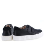 Supermodne, skórzane sneakersy dziecięce marki Emel. Buty Emel sa zapinane na dwa rzepy dla jeszcze lepszego dopasowania do tęgości dziecięcych stóp. Wykonane w 100% ręcznie z dbałością o każdy detal z najwyższej jakości skóry z atestami bez zawartości chromu i ołowiu oraz innych szkodliwych substancji - tak bezpieczne dla dziecka że można w nich chodzić bez skarpetek. Emelki cieszą się popularnością dzięki orginalnym i ciekawym wzorom oraz wysokiej jakości wykonaniem. Jak każde buciki dziecięce Emel te również mają usztywniony zapiętek, który zapobiega koślawieniu się stóp.