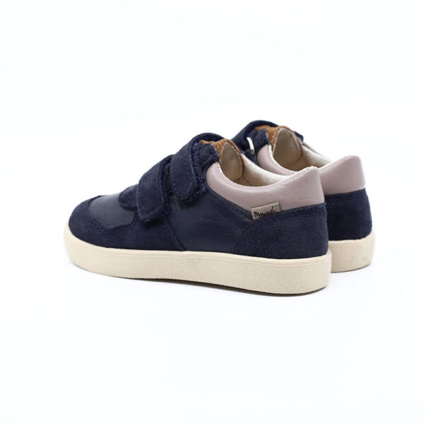 Rewelacyjne buty dla aktywnych dzieci. Nowy model COCO na lekkiej podeszwie. Buty dziecięce Mrugała COCO blu wyprodukowano  ręcznie, ze skóry naturalnej licowej i welurowej wyprawianej bez użycia chromu i innych szkodliwych chemikaliów. Model  COCO to skórzane trampki, sneakersy zapinane na dwa rzepy co pozwala na jeszcze lepsze dopasowanie do każdej dziecięcej stopy.  Buty Mrugała oprócz tego że są modne są również zdrowe i komfortowe dla dzieci - przy pięcie wszyto usztywniony zapiętek, który uchroni przed koślawieniem stóp. W środku butów znajdziemy profilowaną skórzaną wkładkę wykonaną z juchtu czyli ekologicznej skóry bydlęcej wyprawianej środkami roślinnymi. Wkładkę można wyciągnąć i zastąpić wkładką profilaktyczną. Buty Mrugała w całości uszyto ze skóry naturalnej bydlęcej najwyższej jakości. Elastyczna podeszwa butów wykonana jest z kauczuku termoplastycznego TR.  Tworzywo to jest odporne na zużycie i ma bardzo dobre właściwości antypoślizgowe, chroni również przed niską temperaturą. Wygodne, elastyczne buty idealne dla małych dzieci chodzących do żłobka i przedszkola, będą odpowiednie dla dzieci które dopiero uczą się chodzić oraz tych starszych. Najlepsze buty dla małych, aktywnych dzieci!