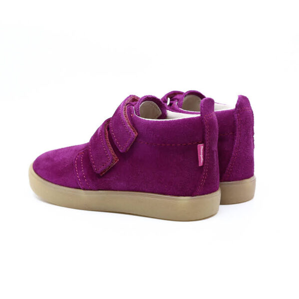 Trzewiki dziecięce Mrugała model BOBO fuchsia to buty dziecięce wykonane ręcznie, ze skóry naturalnej  wyprawianej bez użycia chromu i innych szkodliwych chemikaliów. Regulacja tęgości dzięki zapięciu na dwa rzepy, dlatego buciki sprawdzą się dla dzieci z wysokim podbiciem oraz tych o chudej długiej stópce. Buty Mrugała oprócz tego że są modne są również zdrowe i komfortowe dla dzieci - przy pięcie wszyto usztywniony zapiętek, który uchroni przed koślawieniem stóp. W środku trzewików znajdziemy profilowaną skórzaną wkładkę wykonaną z juchtu czyli ekologicznej skóry bydlęcej wyprawianej środkami roślinnymi. Wkładkę można wyciągnąć i zastąpić wkładką profilaktyczną. Buty Mrugała w całości uszyto ze skóry naturalnej bydlęcej najwyższej jakości. Elastyczna podeszwa butów wykonana jest z kauczuku termoplastycznego TR.  Tworzywo to jest odporne na zużycie i ma bardzo dobre właściwości antypoślizgowe, chroni również przed niską temperaturą. Wygodne, elastyczne buty idealne dla małych dzieci chodzących do żłobka i przedszkola, będą odpowiednie dla dzieci które dopiero uczą się chodzić oraz tych starszych. Najlepsze buty dla małych, aktywnych dzieci!