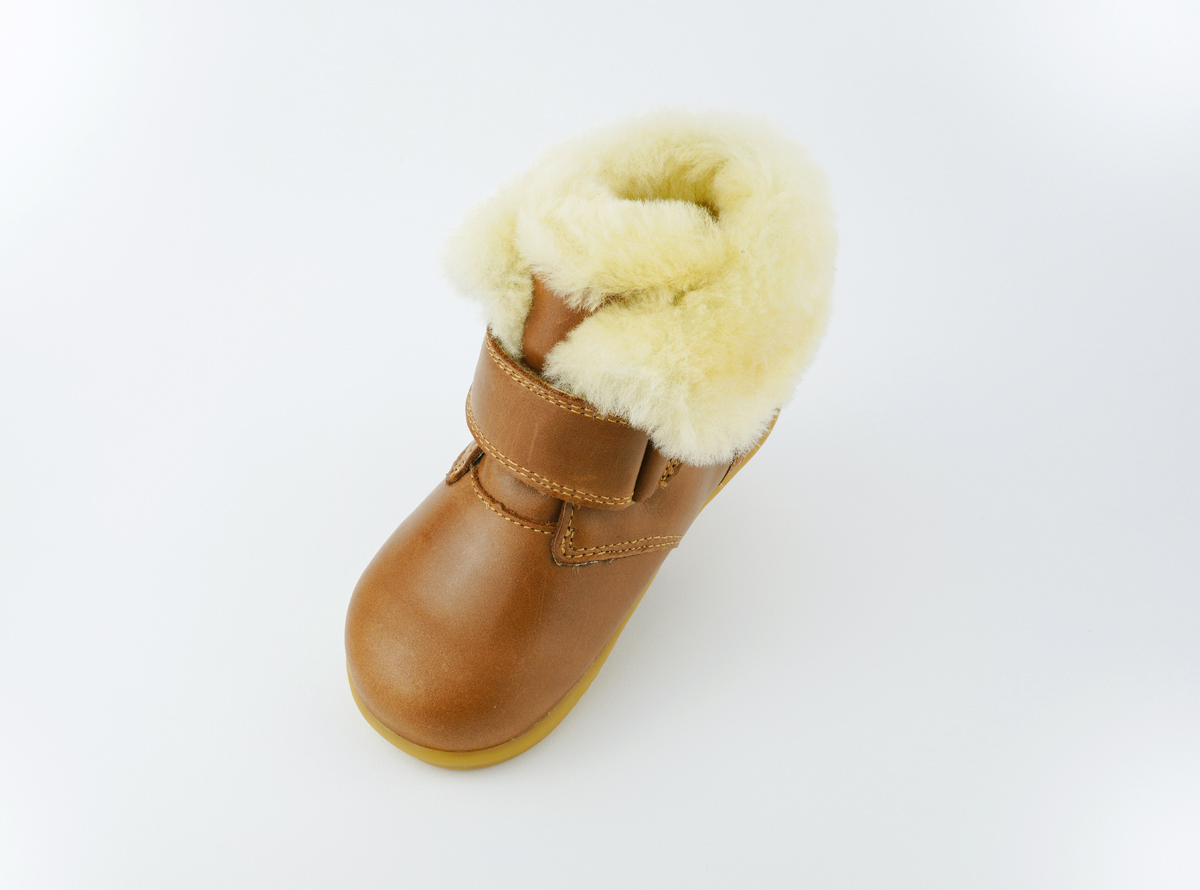 BOBUX buty dziecięce I WALK rozm. 22-26 - DESERT ARCTIC CARAMEL. Serię  I Walk zaprojektowano specjalnie z myślą o dzieciach które potrafią już dobrze chodzić. NOWOŚĆ! Bobux Desert Arctic- WODOODPORNY, ocieplony WEŁNĄ MERYNOSA. Bobux DESERT Arctic to idealny but na zimę:zastosowanie ocieplenia z wełny merynosa (również na wkładce) świetnie odprowadza wilgoć i zapewnia ciepło w najzimniejsze dni,wewnętrzna wodoodporna membrana chroni stopy przed wilgocią z zewnątrz,zapinanie na rzep zapewnia możliwość regulacji i idealnego dopasowania.kołnierz z owczej wełny, aby stopom było ciepło i przytulnie. Do ocieplenia butów zastosowano naturalną wełnę z merynosów, która doskonale izoluje, nie gryzie oraz jest materiałem oddychającym - że but doskonale sprawdzi się zimą