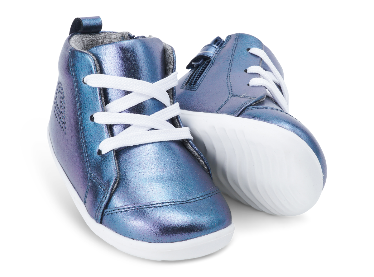 BOBUX buty dziecięce Step Up rozm. 20-22 - ALLEY-OOP NAVY METALLIC Seria Step up została zaprojektowana specjalnie dla dzieci uczących się chodzić, które przemieszczają się w pionie. Alley-Oop to sznurowany but inspirowany koszykówką. Wyposażony jest w regulowane sznurowadła i boczny suwak. Podwójne otwarcie sprawia, że ten but jest bardzo wygodny, a metaliczne kolory są po prostu zachwycające. Ręcznie szyte z dbałością o każdy detal oraz wykonane z najwyższej jakości naturalnej skóry oraz bawełny, do tego miękkie i wygodne - oto prawdziwe klasyczne Bobuxy.