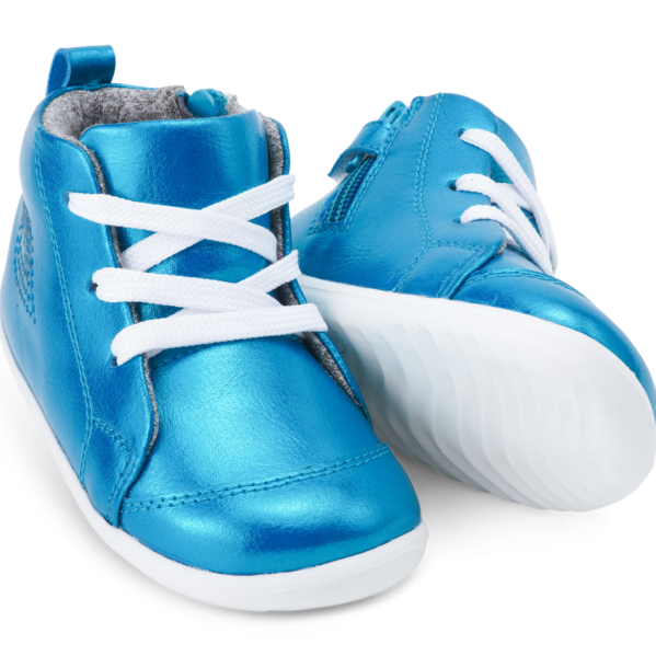 BOBUX buty dziecięce Step Up rozm. 20-22 - ALLEY-OOP PEACOCK METALLIC Seria Step up została zaprojektowana specjalnie dla dzieci uczących się chodzić, które przemieszczają się w pionie. Alley-Oop to sznurowany but inspirowany koszykówką. Wyposażony jest w regulowane sznurowadła i boczny suwak. Podwójne otwarcie sprawia, że ten but jest bardzo wygodny, a metaliczne kolory są po prostu zachwycające. Ręcznie szyte z dbałością o każdy detal oraz wykonane z najwyższej jakości naturalnej skóry oraz bawełny, do tego miękkie i wygodne - oto prawdziwe klasyczne Bobuxy.