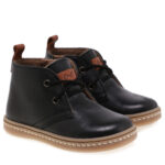 Klasyczne piękno zamknięte we wdzięcznym trzewiku firmy Emel! Model jesiennych trzewików charakteryzuje się niezwykłą lekkością. Jak zawsze zastosowano wysokiej jakości skóry naturalne, które pozwalają skórze oddychać i nie powodują otarć na delikatnych dziecięcych stopach. Dodatkowym atutem jest podwójny sposób zapinania, poprzez zamek błyskawiczny oraz sznurówkę, które dają możliwość regulacji oraz prawidłowego dopasowania bucika do stopy dziecka. Trzewik posiada membranę WATERPROOF i ocieplinę. Ten bucik to idealne obuwie dziecięce na jesień i pierwsze zimowe dni. Stopy w nich nie zmarzną i nie przemokną.