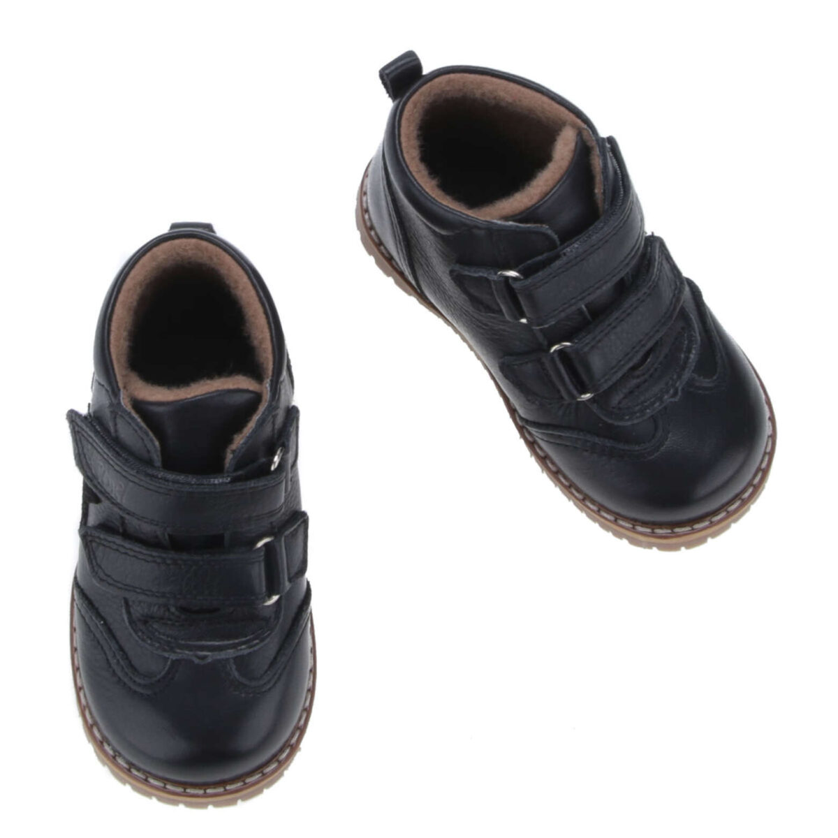 Traperki zapinane na dwa rzepy - te buty są idealne dla dzieci chodzących do przedszkola i żłobka. Buty Emel w całości uszyte są ze skóry naturalnej. Wnętrze buta obszyte jest polarowym kocem (ocieplina), który zapewnia termoizolację i sprawia że bucik może być noszony w temperaturach od -5 do +15 stopni. Ocieplina została wzbogacona o membranę WATERPROOF, która jest wodoszczelna, wiatroszczelna oraz charakteryzuje się wysoką oddychalnością. Te buciki są odporne na wpływ czynników zewnętrznych oraz zapewniają doskonałe warunki wewnątrz - nie ma potrzeby ubierania do nich grubych skarpetek. Stopy w nich nie zmarzną i nie przemokną.
