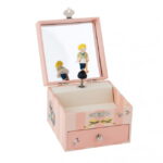 Szkatułka z pozytywką z serii Les Parisiennes od marki Moulin Roty Urocza pozytwyka na biżuterię Les Parisiennes. Pozytywka z wirującą dziewczynką trzymającą deskorolkę pod pachą. Miękki, ale radosny dźwięk pozytywki ukoi twoje dziecko przed snem. W pudełeczku można przechowywać biżuterię i skarby dziecięce.