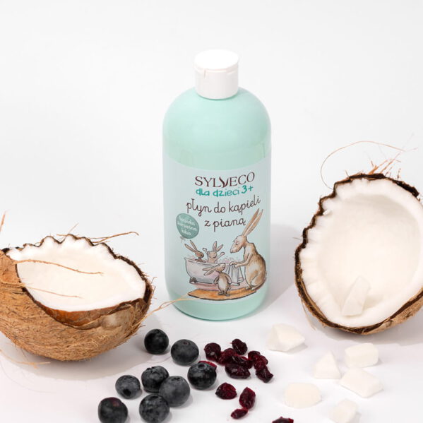 Apetyczny, borówkowy płyn do kąpieli zachwyci każde dziecko nie tylko zapachem. Za efekt lekkiej, sporych rozmiarów piany, odpowiadają delikatne środki myjące. Ochronne działanie emolientów (olej kokosowy i żurawinowy), wzmacniający ekstrakt z owoców borówki i łagodzący panthenol zapobiegają wysuszeniu i już w trakcie kąpieli pielęgnują nawet najbardziej wrażliwą skórę dzieci. Po kąpieli skóra będzie odświeżona, gładka i miękka.
