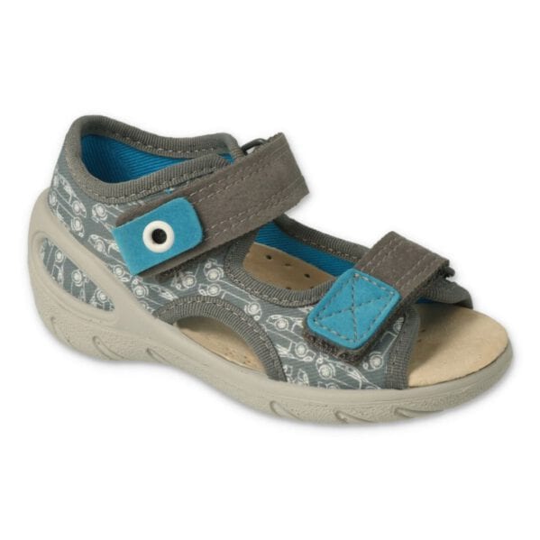 Wygodne i bezpieczne dla stóp sandały marki BEFADO. Buciki sprawdzą się jako kapcie do przedszkola i domu. Sandały posiadają  skórzaną wkładkę, która bardzo dobrze wchłania pot. Wykonane z bawełnianych tkanin obuwie dziecięce nie powoduje otarć oraz przegrzania stopy.