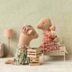 MAILEG świnka dziewczynka w skrzynce 10 cm PIG IN BOX girl - obrazek 2