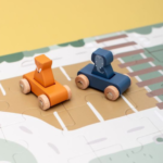 TRIXIE BABY Puzzle Ruch Drogowy + 2 Samochody, Wesołe Zwierzaki i Klocki Drewniane - obrazek 3