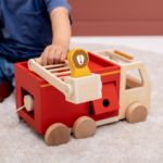 TRIXIE BABY Wóz Strażacki Drewniany - obrazek 2