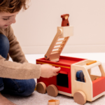 TRIXIE BABY Wóz Strażacki Drewniany - obrazek 4