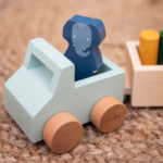 TRIXIE BABY Zwierzęta Drewniany Samochód z Przyczepką - obrazek 3