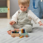 TRIXIE BABY Zwierzęta Drewniany Samochód z Przyczepką - obrazek 4