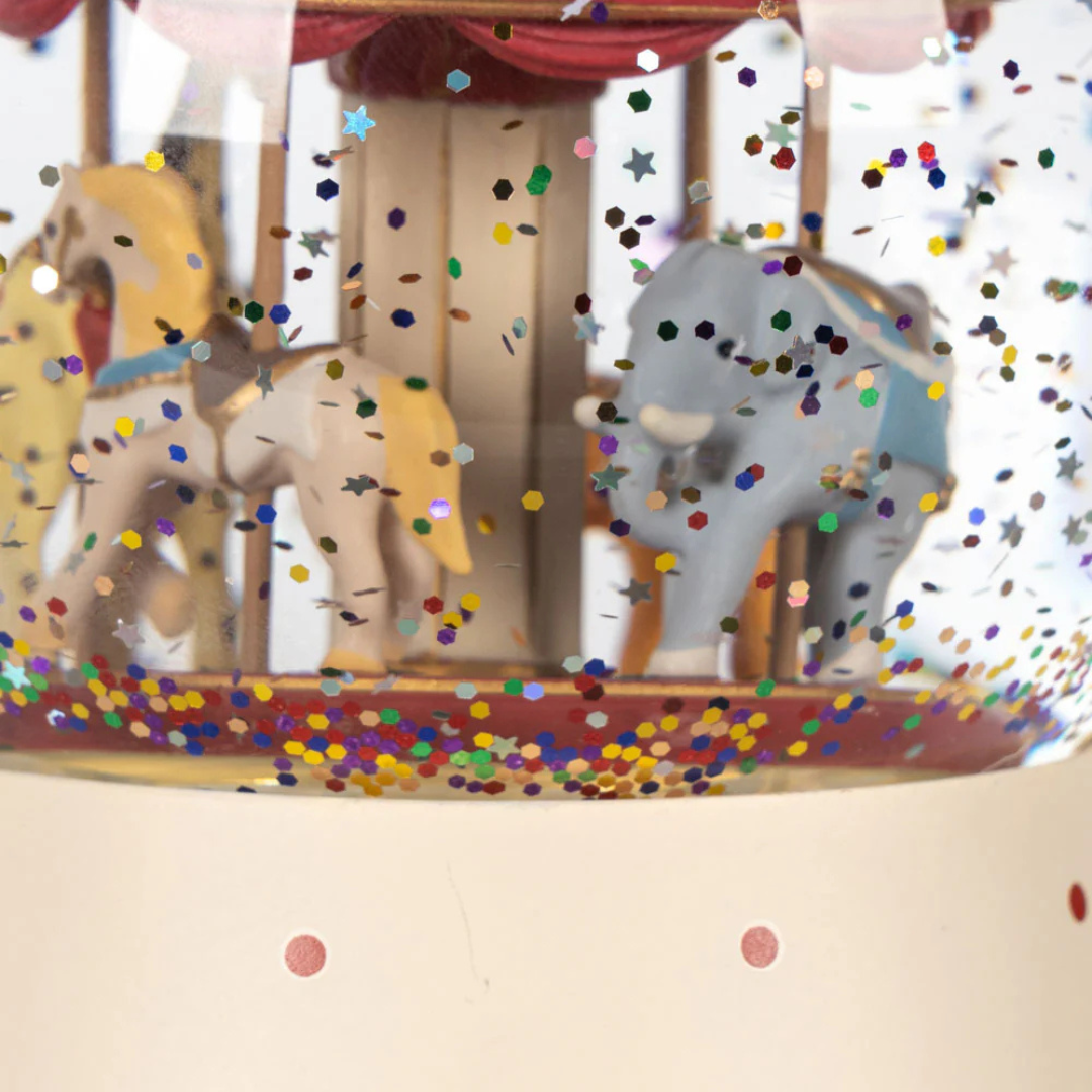 swiecaca-kula-sniezna-z-karuzela-konges-slojd-chwali-pietka