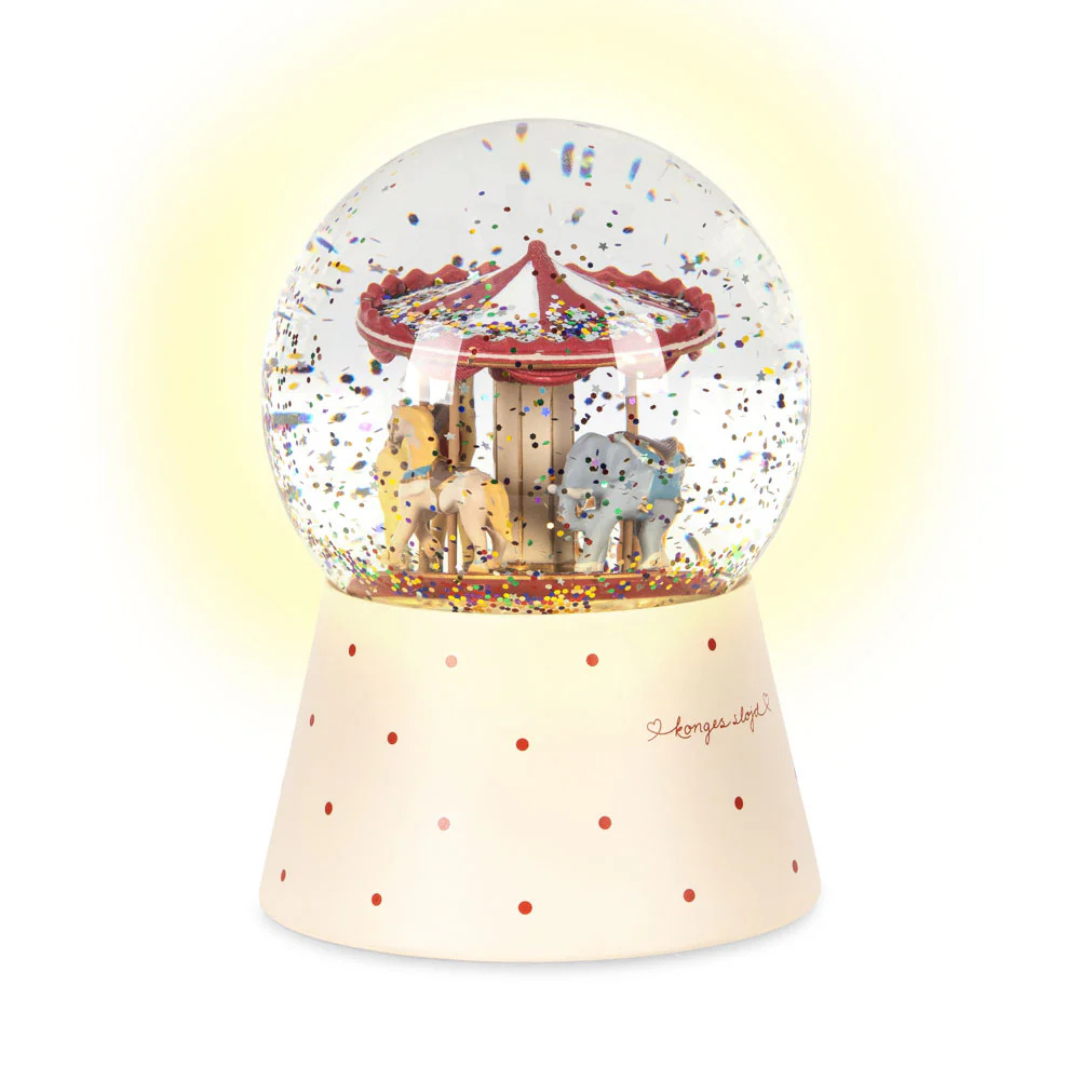 swiecaca-kula-sniezna-z-karuzela-konges-slojd-chwali-pietka