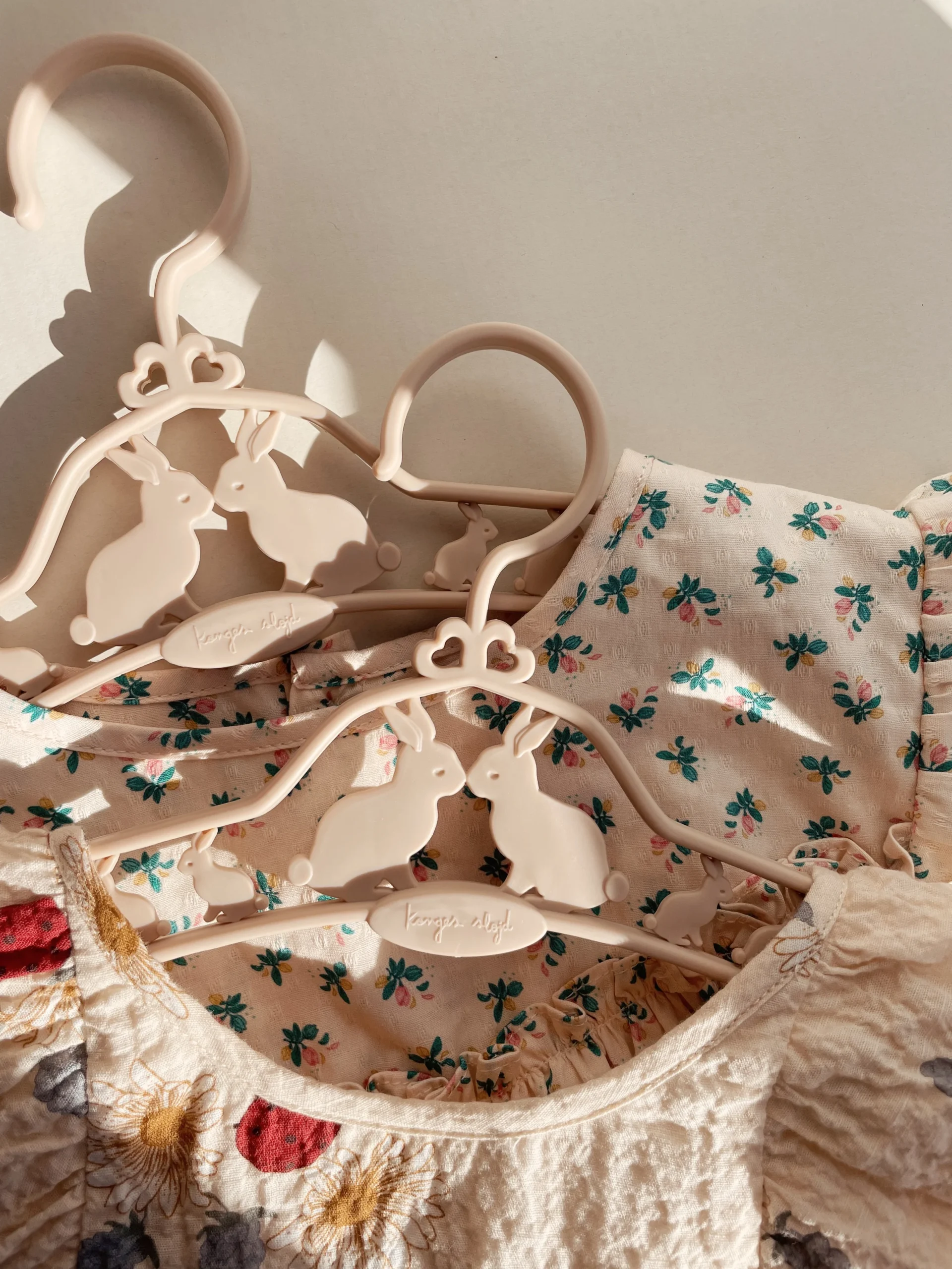 zestaw-5-wieszakow-na-ubrania-konges-slojd-bunny-chwali-piętka