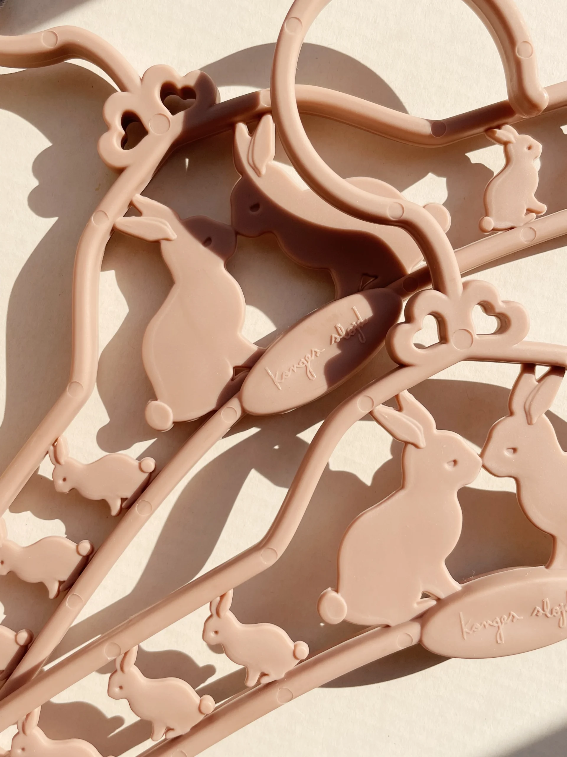 zestaw-5-wieszakow-na-ubrania-konges-slojd-bunny-chwalipiętka