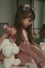 Pluszowa torebka dziecięca Konges Slojd Piesek Puppy Bag Off White – Chwali Piętka
