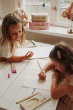 Zestaw akcesoriów do rysowania w walizce Konges Slojd -  Little Artist Set pink - obrazek 5