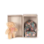 Mały miś pluszowy Konges Slojd Oda Tiny Teddy Kyoto w pudełku