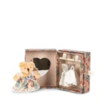Miś do przebierania Konges Sløjd Tiny Teddy Dress Up z domkiem