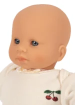 Lalka dla dzieci My First Mini Doll Konges Slojd – Cherry - obrazek 3