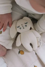 Konges Slojd Przytulanka dla niemowlaka Króliczek Mini Rabbit Off White - obrazek 2