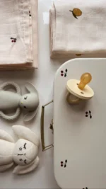 Konges Slojd Przytulanka dla niemowlaka Króliczek Mini Rabbit Off White - obrazek 4