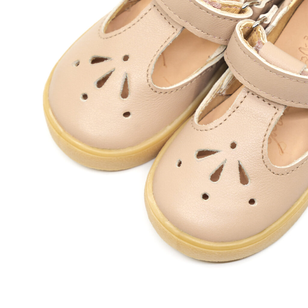 Baleriny dziecięce MRUGAŁA LUNA capuccino skórzane dla dziewczynki z ozdobnym ażurowym przodem