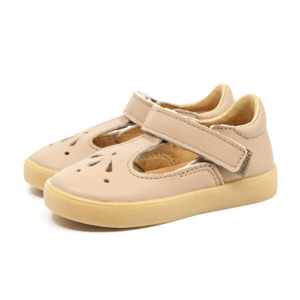 Baleriny dziecięce MRUGAŁA LUNA capuccino skórzane dla dziewczynki z ozdobnym ażurowym przodem