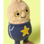 JellyCat Pluszak Wesoły Fistaszek Student 15 cm - obrazek 2