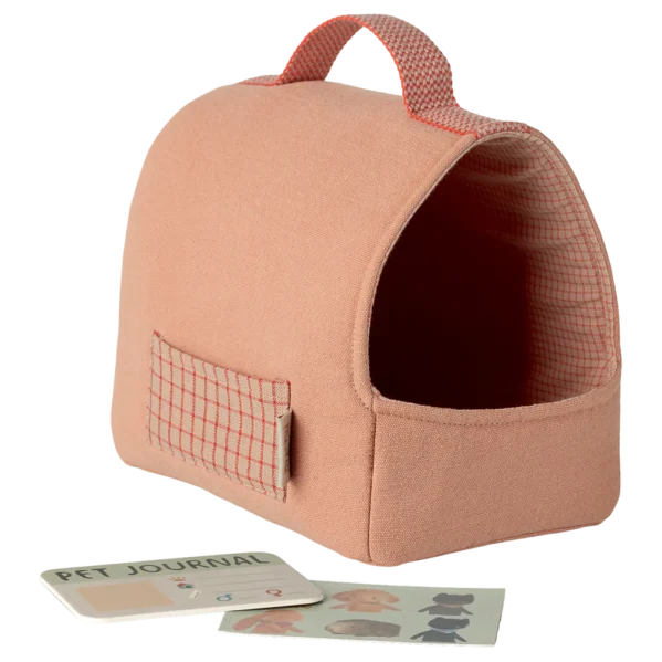 Nosidełko dla pieska Maileg PET CARRIER CORAL w pastelowym koralowym kolorze – torba na zabawki i akcesoria Maileg