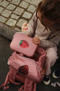 Konges Slojd Rosette Strawberry piórnik szkolny z cekinową truskawką