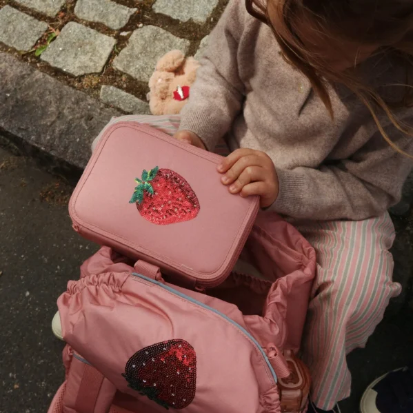 Konges Slojd Rosette Strawberry piórnik szkolny z cekinową truskawką