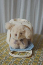 Pluszowy piesek Konges Slojd Take Care of Me Animals Dog w transporterze – Chwali Piętka