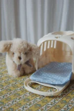 Pluszowy piesek Konges Slojd Take Care of Me Animals Dog w transporterze – Chwali Piętka