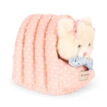 Pluszowy kotek Konges Slojd Calore Cat Teddy Beige w domku – Chwali Piętka
