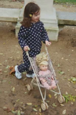 Wózek dla lalek Konges Slojd Leo Doll Stroller w panterkę z wisienką – Chwali Piętka