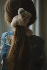 Konges Slojd Kitty Furry Hair Elastic – puszysta gumka do włosów z kotkiem | Chwali Piętka