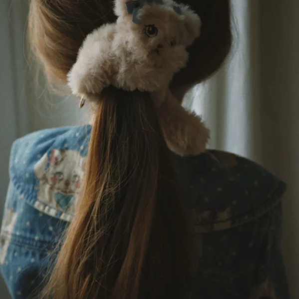 Konges Slojd Kitty Furry Hair Elastic – puszysta gumka do włosów z kotkiem | Chwali Piętka