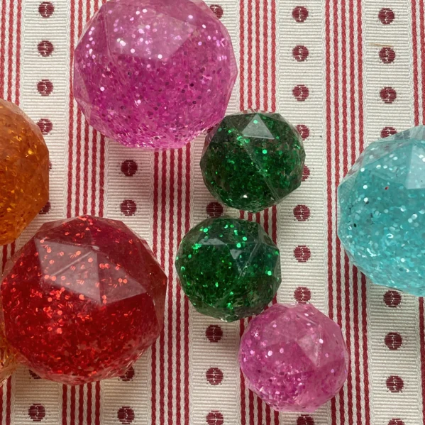 Konges Slojd Star Bouncing Balls – skaczące piłeczki z brokatem 14 szt. | Chwali Piętka