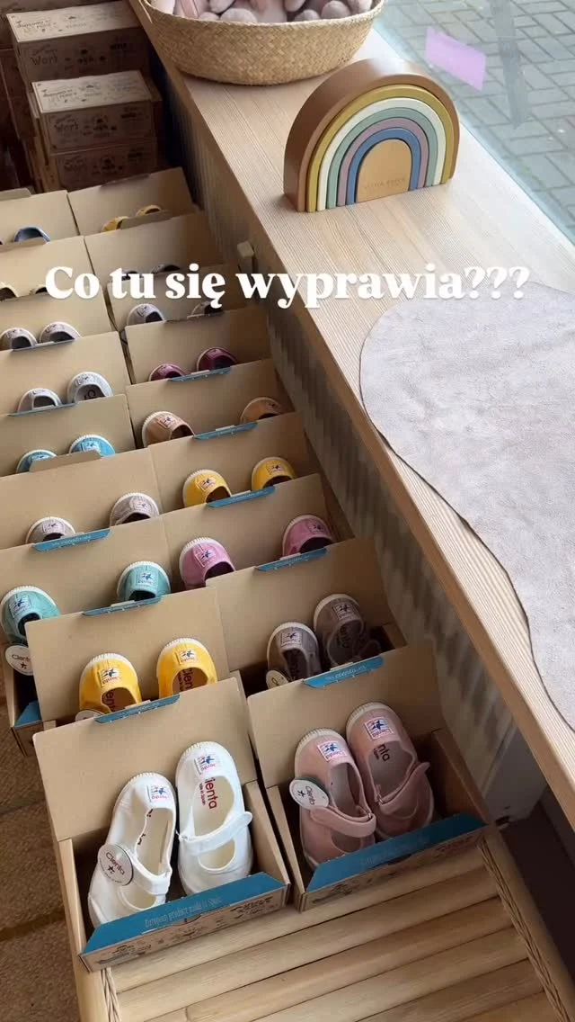 Kolory tegorocznej kolekcji CIENTA są obłędne! Jest beż dla mam lubiących minimalizm, róż dla dziewczynek które nie wyobrażają sobie innego koloru na stopach, jest też energetyczny żółty - to dla tych odważniejszych ☀️ 
Który kolor wybierasz? 
Hiszpańskie trampki na nowej, barefootowej podeszwie do kupienia w Chwali Piętce✨ 

#cienta #cientashoes #trampki #butybarefoot #chwalipiętka #biłgoraj #roztocze